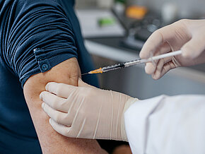 Impfung in den Oberarmmuskel